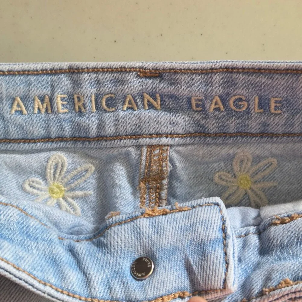 American Eagle Light Wash Daisy Embroidered Denim Shorts Size 4
